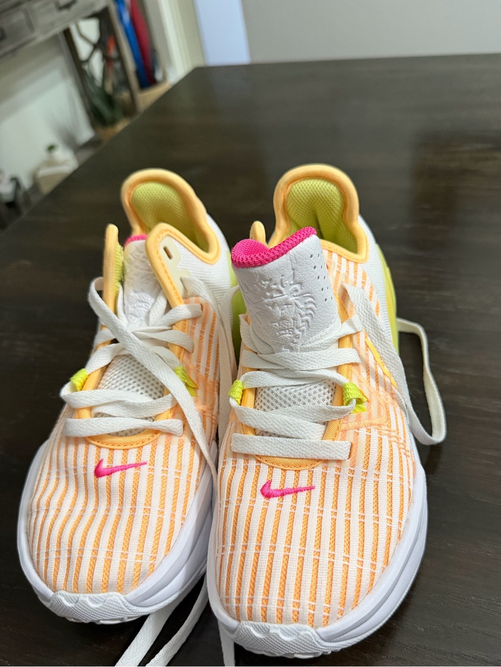 Kids Nike LeBron Witness 6
Light Melon Orange cz4052-101 size 3.5